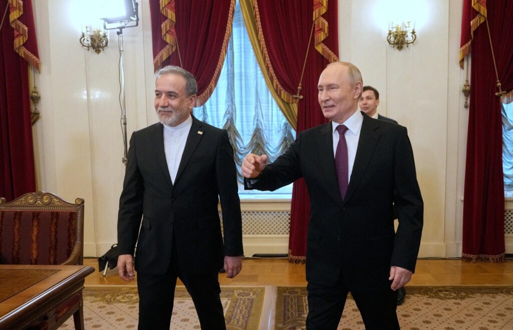 Crisi Iran-Usa, Araghchi da Putin mentre Washington valuta la proposta