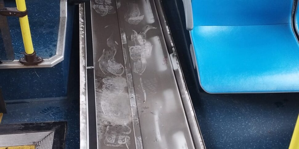 Palermo, pannello si stacca dal tetto di un bus in corsa e ferisce un passeggero