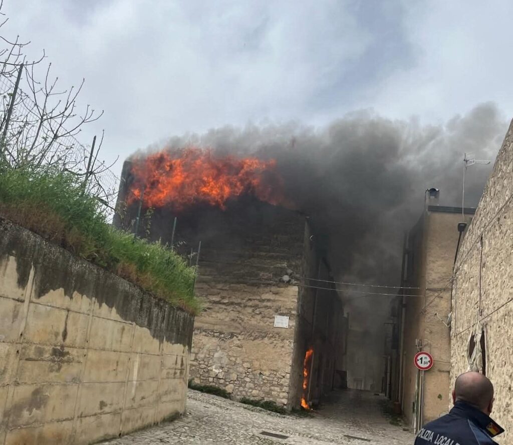 Incendio a Palazzo Adriano, il fumo raggiunge la chiesa: i soccorsi FOTO