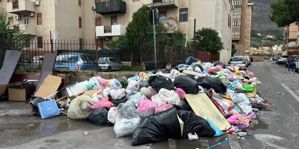 Palermo, alla Marinella è caos rifiuti: bandiera bianca della Rap