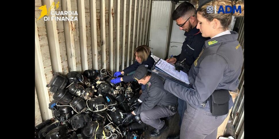 Palermo, bloccate e sequestrate al porto 20 tonnellate di rifiuti diretti in Nigeria