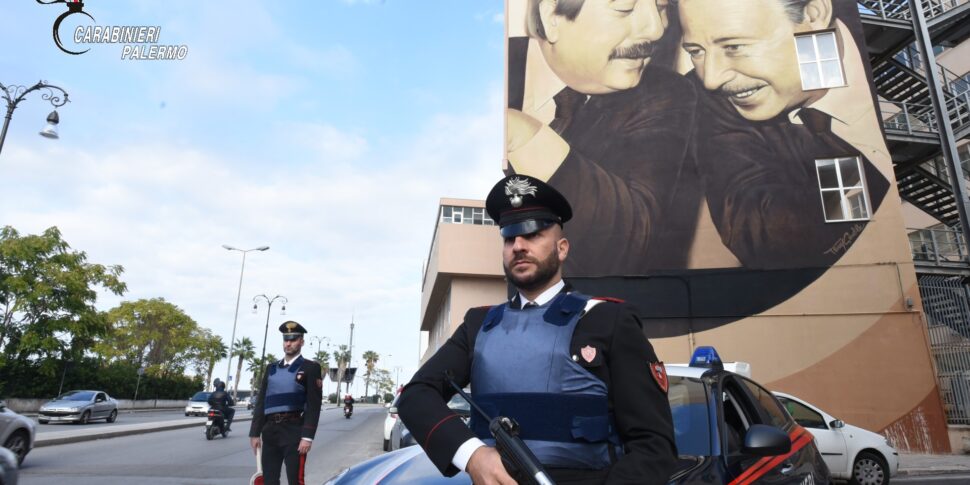 Palermo, sorpresi a spacciare droga in strada: due arresti e una denuncia