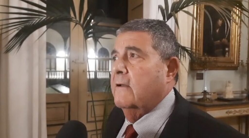 Maggioranza sfaldata, praterie per Pd e M5s. FdI sbotta: “Dignità o a casa”