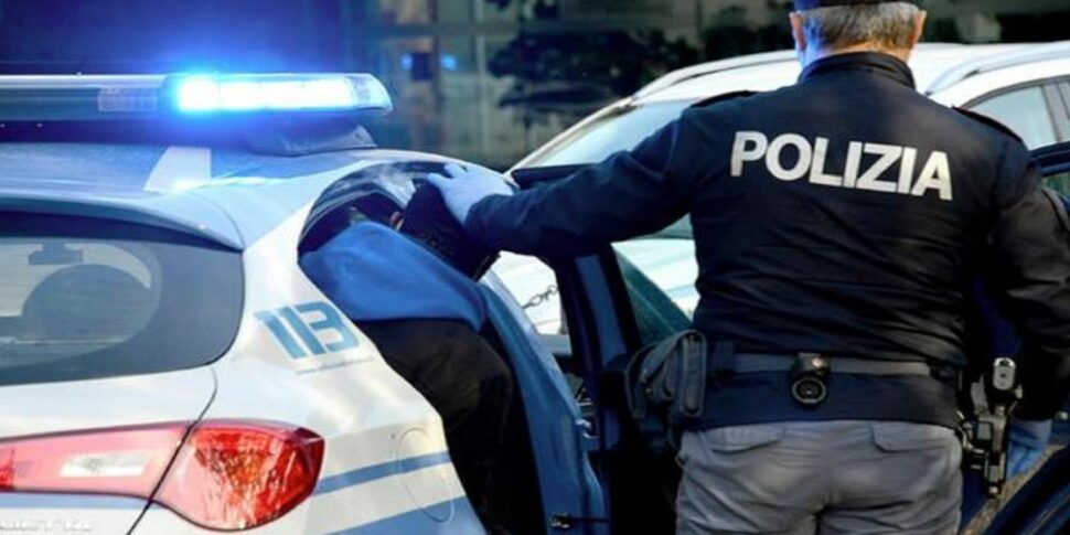 Catania, due pregiudicati in fuga su una moto: i residenti ostacolano gli arresti