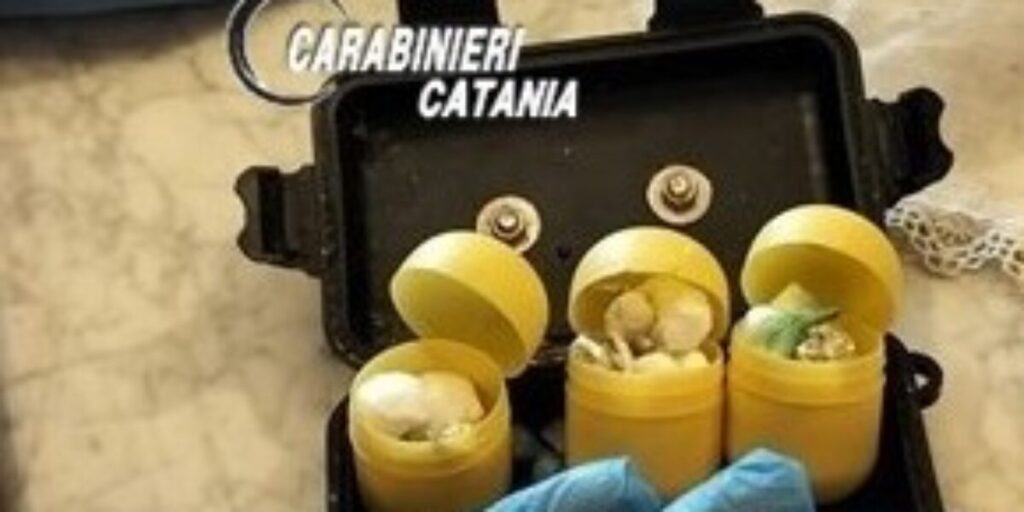Droga, lancia cocaina e crack dal balcone: un arresto a Santa Maria di Licodia