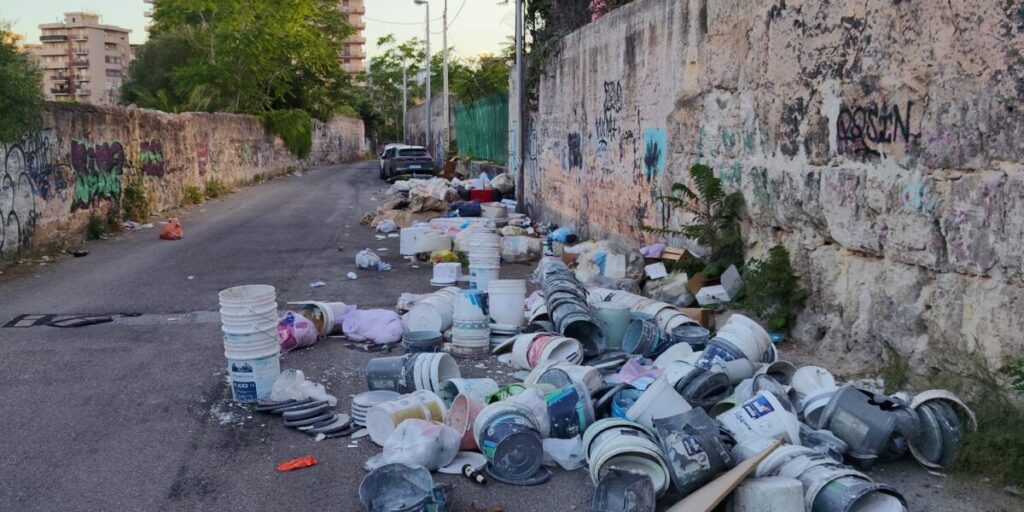 La Palermo dei rifiuti: in strada latte di pittura e vernice tra sacchetti e ingombranti VIDEO
