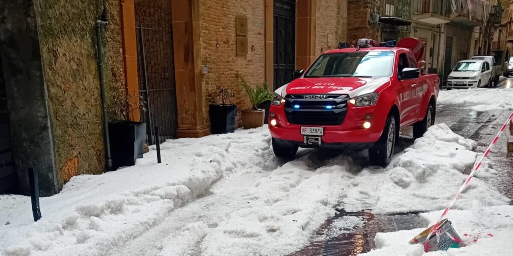 Violenta grandinata su Aidone, le strade si imbiancano