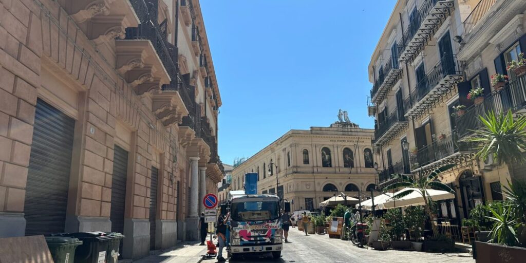 Palermo, la festa di nozze di Dua Lipa e Callum Turner: fervono i preparativi per il mini party aperitivo
