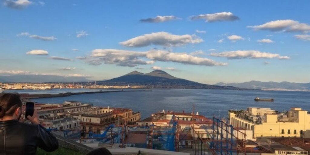 Napoli, vola giù dal belvedere per un selfie: grave un turista palermitano