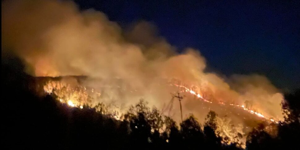 Incendio a Enna bassa, le fiamme vicino all’ospedale