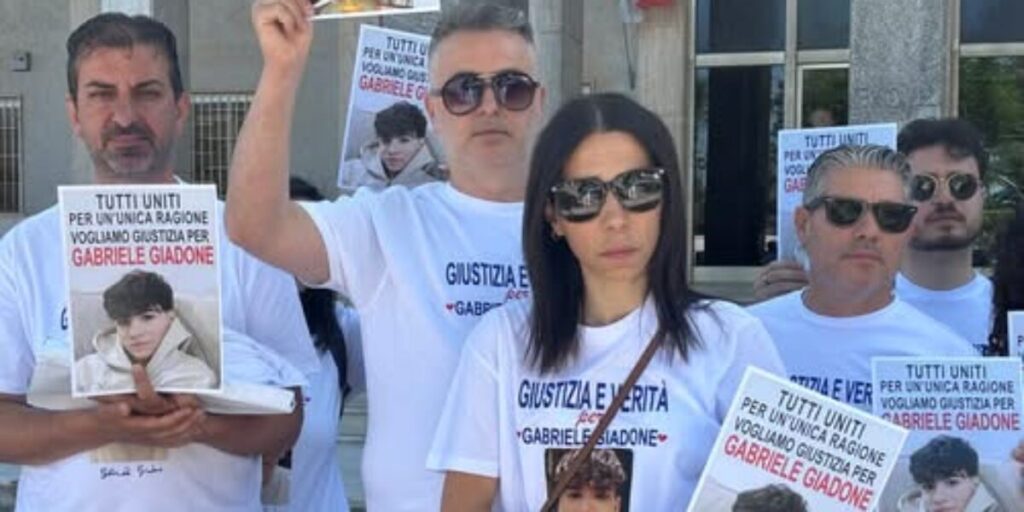 Riunione a scuola per «boicottare» sit in per Gabriele Giadone, morto in un incidente.  Parte l'esposto dei genitori