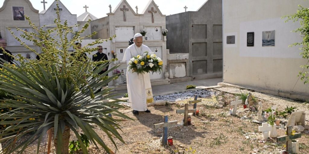 Il Papa abbraccia i migranti: «L’Europa sia  accogliente»