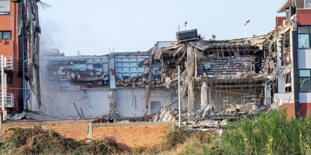 Messina, si cerca la famiglia inghiottita dalle macerie. I vigili: «36 ore di speranza per trovare persone vive»