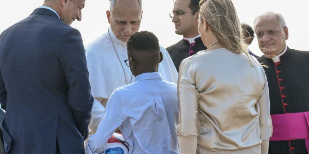 Un pallone da calcio per Papa Leone,   la storia di Leo commuove il mondo