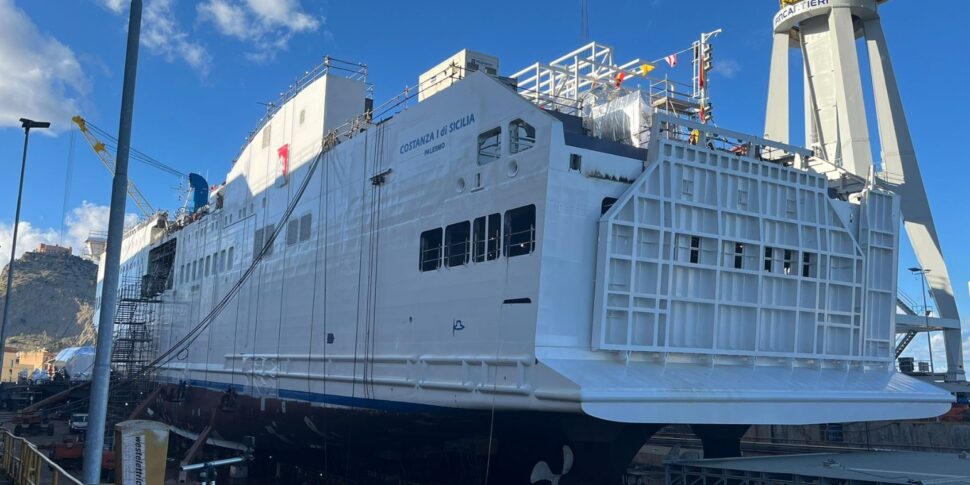 A Lampedusa prove di attracco per il traghetto «Costanza I di Sicilia»