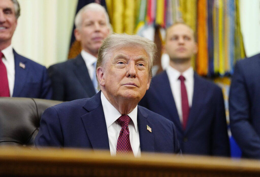 Trump si ricandida e gira già con il cappellino «2028»