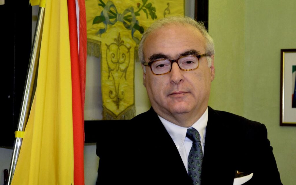 Enna, braccio di ferro sulle intitolazioni: «Stop alle cerimonie e rimuovete le targhe»