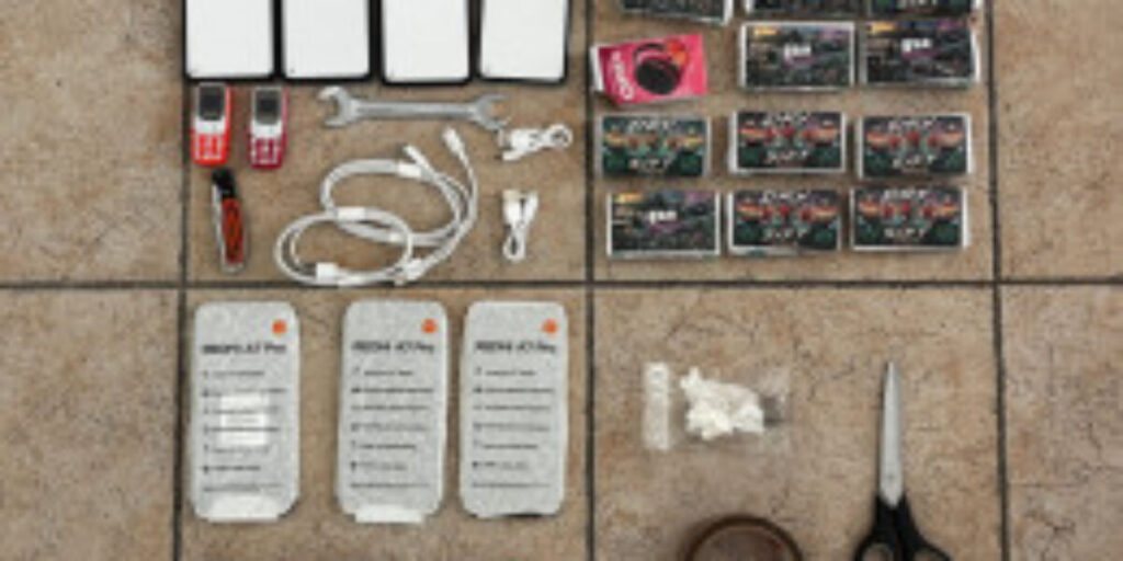 Con microcellulari e droga vicino al carcere di Siracusa, scattano due arresti
