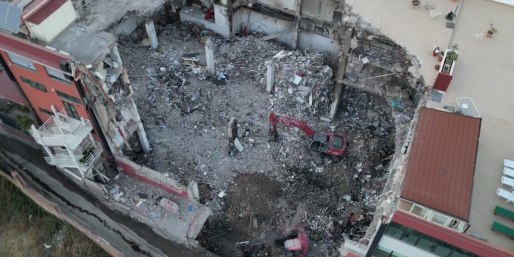 Crollo di Pistunina, resti umani trovati nel parcheggio delle macerie: via agli esami del Dna