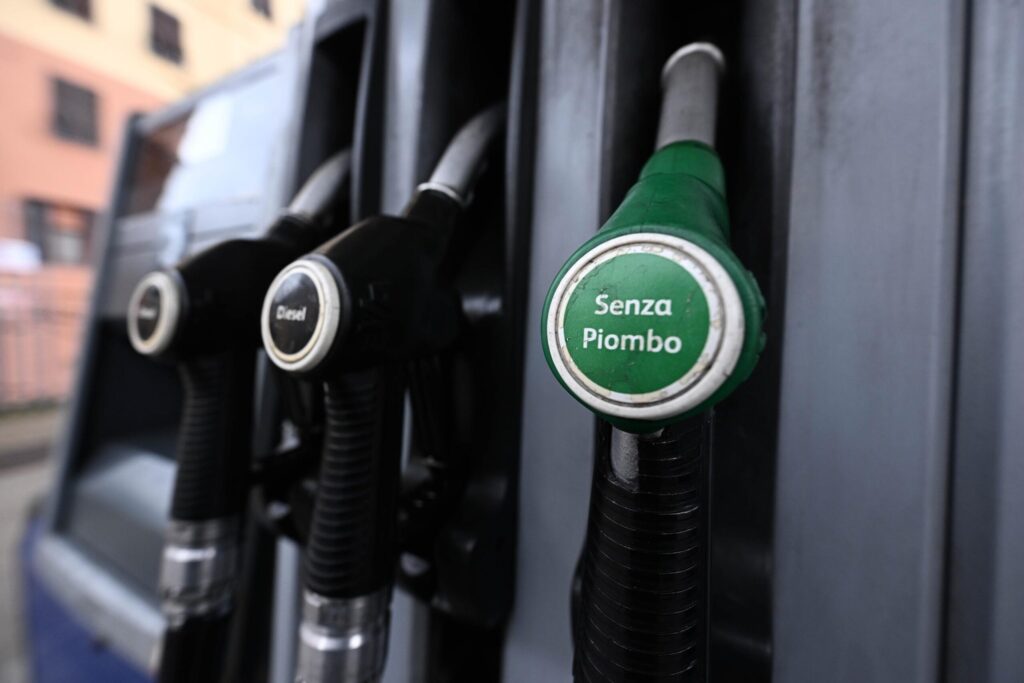 Prezzi dei carburanti alle stelle, ogni mese una stangata da oltre un miliardo