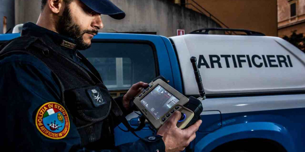 Palermo, trova una bomba nel mobile appena acquistato. Intervengono gli artificieri in via Saverio Scrofani