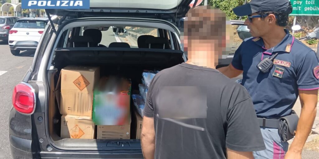 Trasportava in autostrada sotto il sole cocente 191 chili di fuochi pirotecnici