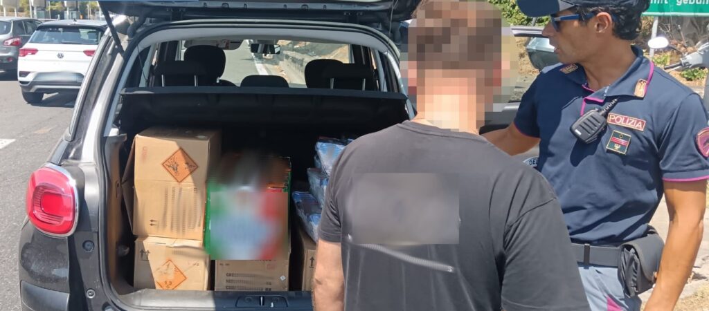A bordo fuochi e materiali esplosivi. Denunciato un «corriere» di 38 anni