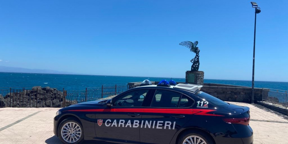 Ha tentato di strangolare la moglie con il cavo del cellulare, arrestato un uomo di 77 anni