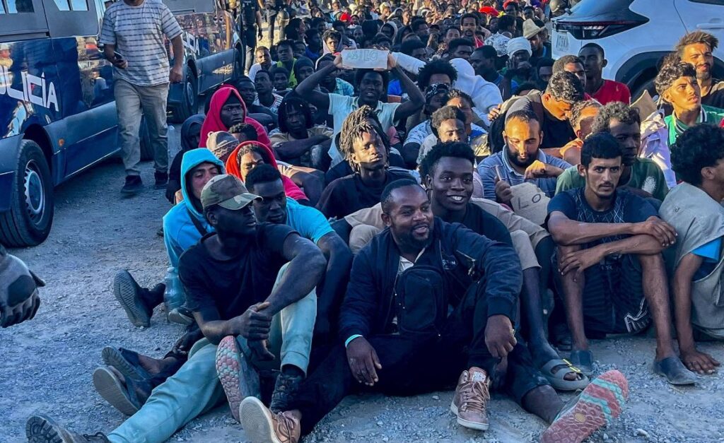 Ceuta, è caccia ai migranti nelle strade: le ronde organizzate dai cittadini dell'exclave sui canali social