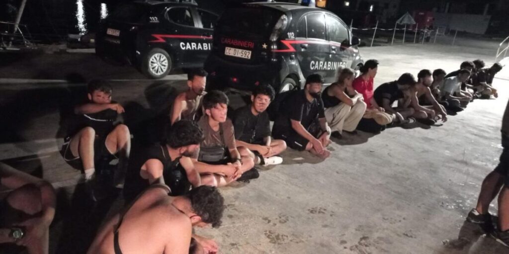 Filicudi, sbarcati 17 profughi asiatici: trasferiti a Milazzo con la motovedetta della Capitaneria