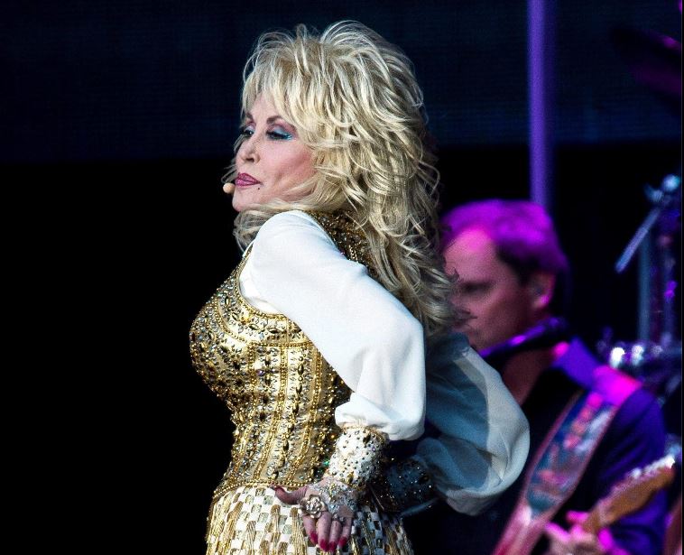 Addio a Dolly Parton, la regina della musica country