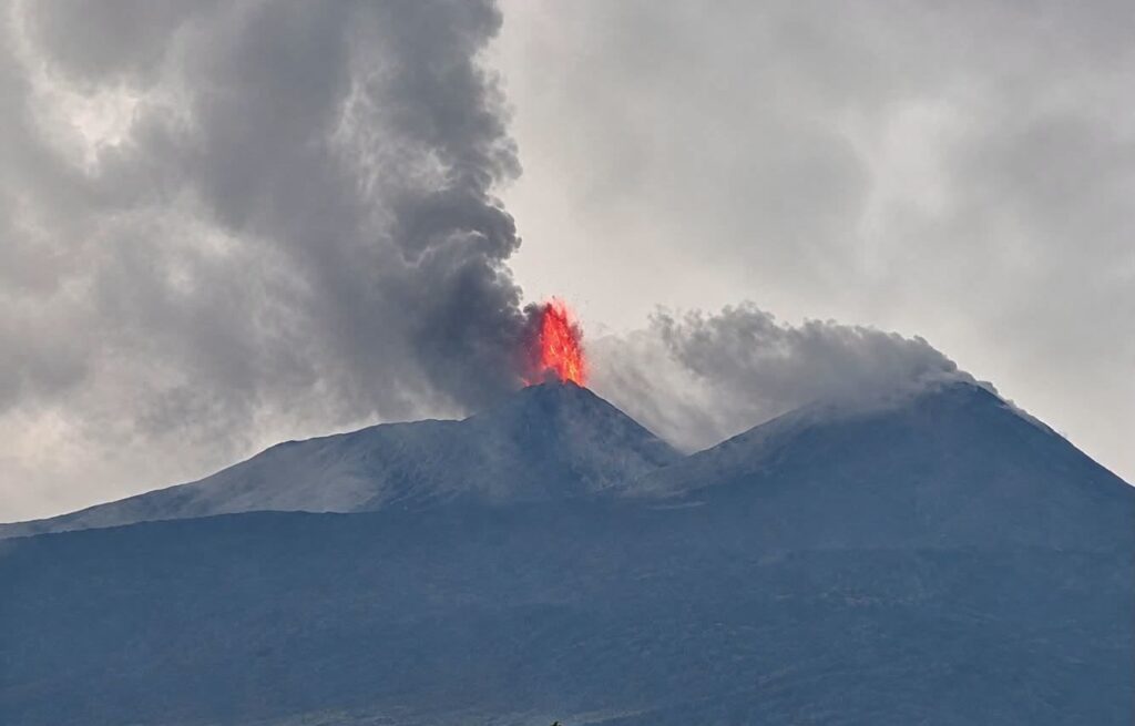 Ingv: “Su Etna emissione cenere sporadica e debole”
