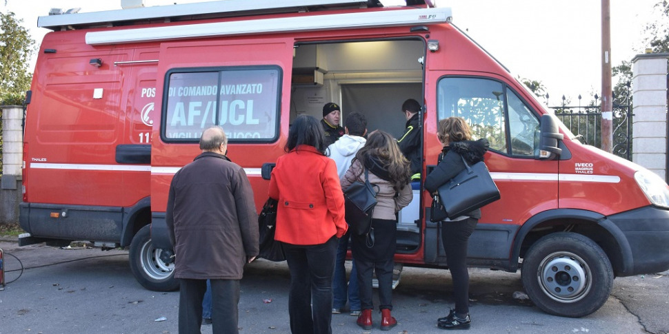 La 34enne trovata morta in casa nel Catanese. Sospetti sul fidanzato che non avrebbe dato subito l’allarme