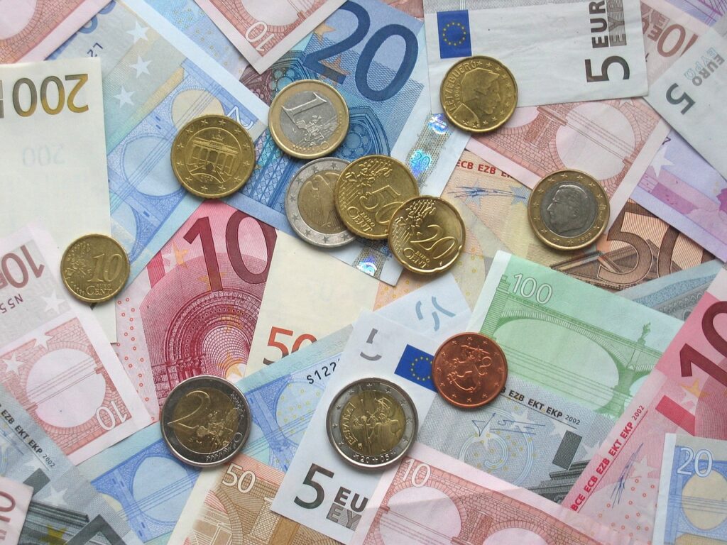 Commercio: altro che rivoluzione digitale i negozi italiani preferiscono il denaro contante