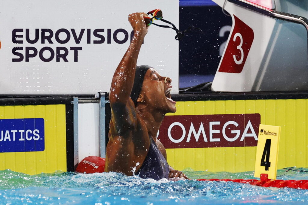 Sara Curtis, oro e record del mondo nei 50 metri dorso