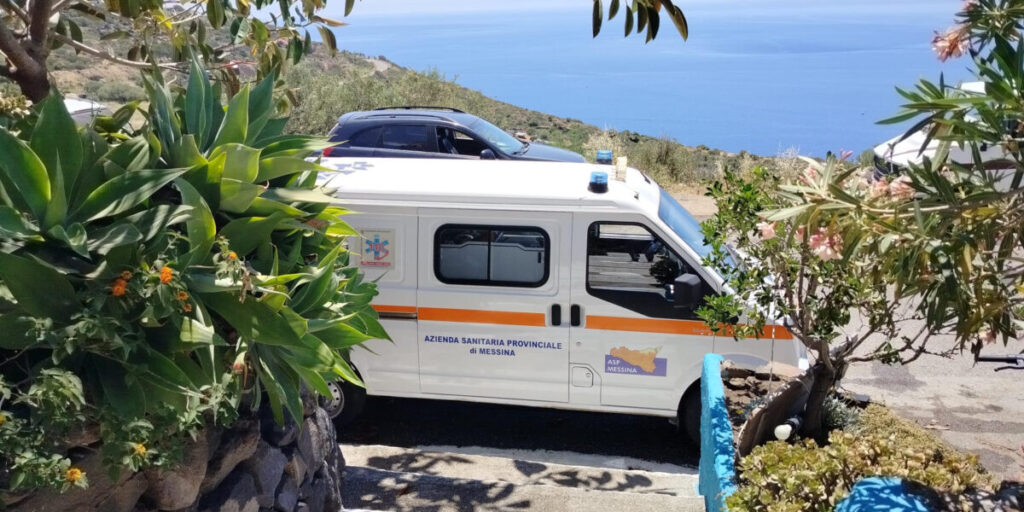Filicudi, accusa un malore: soccorso da alcuni vacanzieri
