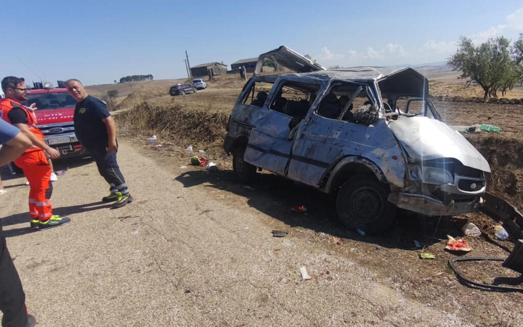 Foggia, si ribalta il furgone dei braccianti: un morto e nove feriti