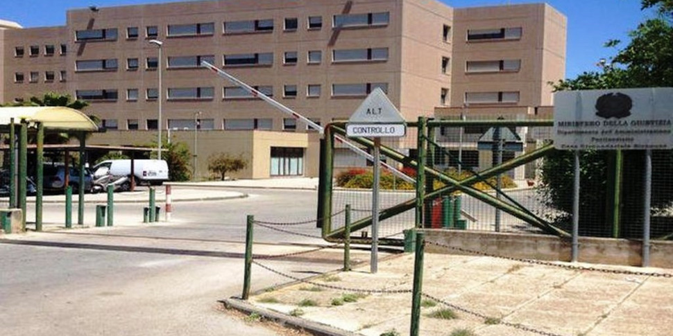 Tensione nel carcere di Siracusa, alcuni detenuti occupano un blocco per 5 ore