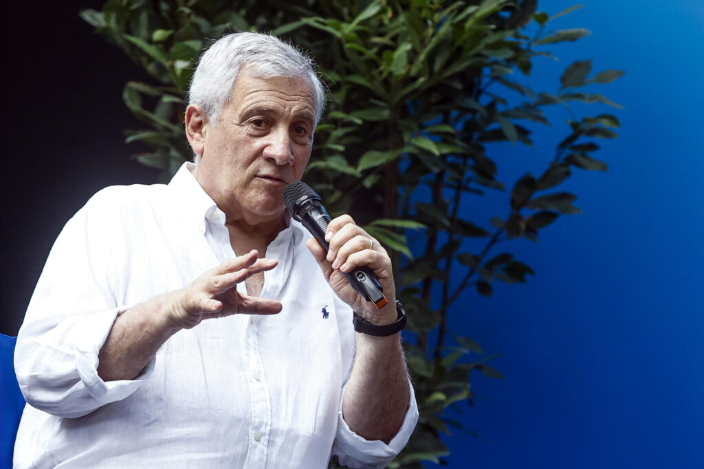 Tajani: «Finito il pericolo ripristiniamo Schengen, reazione di Sanchez incomprensibile»
