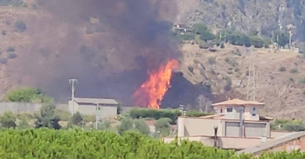 Taormina, spento l’incendio: c'è il sospetto di un rogo doloso