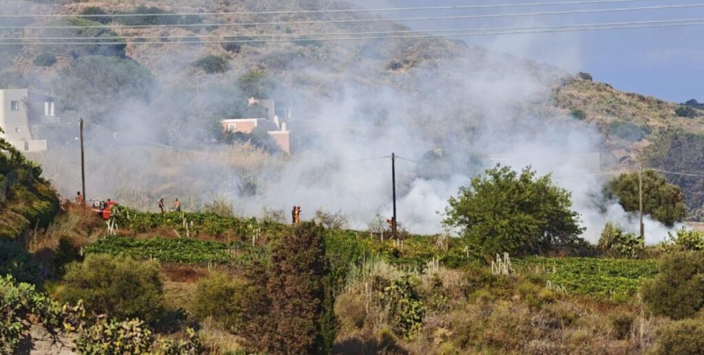 Lipari sotto l'assedio dei piromani. Incendio a Cugna