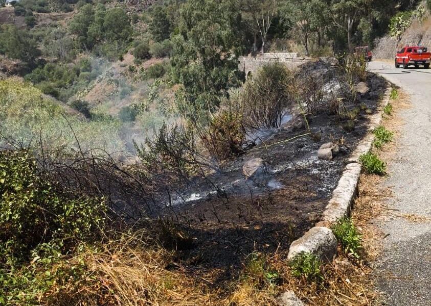 Lipari, l'incendio in località San Calogero ha sfiorato le case