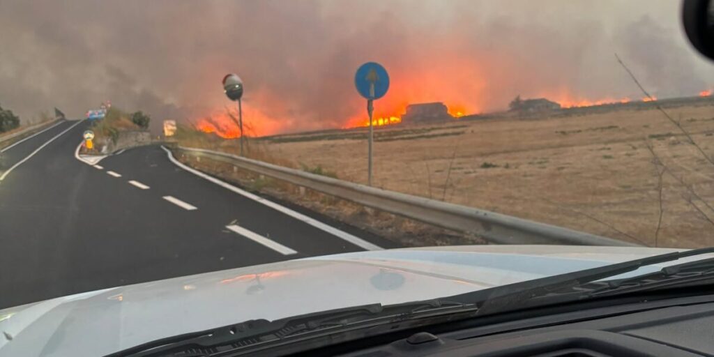 Incendio vicino alla base di Sigonella: strada chiusa e vigili del fuoco al lavoro
