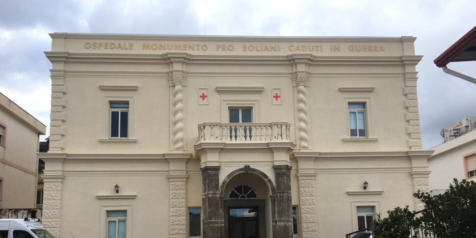 Caro traghetti, non arrivano soccorritori: ambulanza del 118 ferma a Lipari