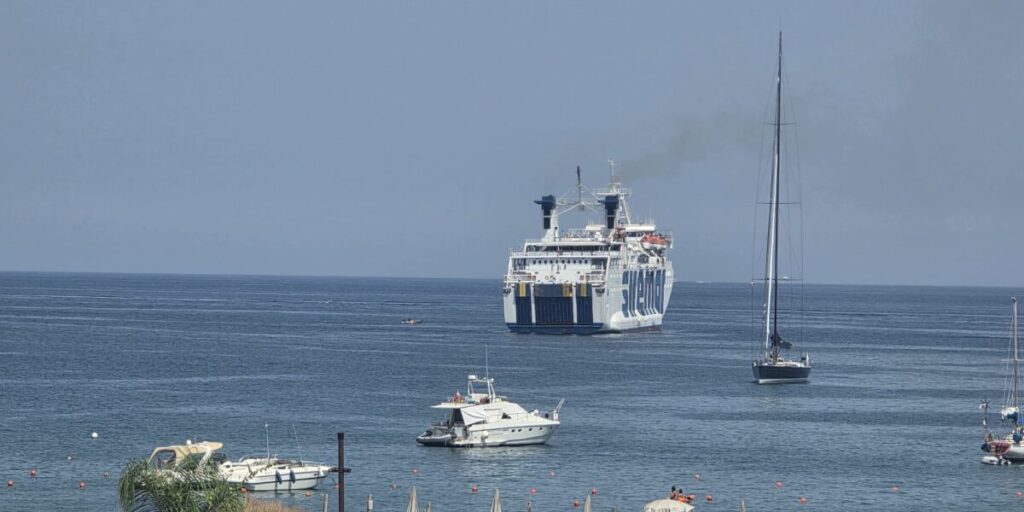 Il Laurana s'incaglia davanti a Vulcano, passeggeri bloccati per oltre 3 ore