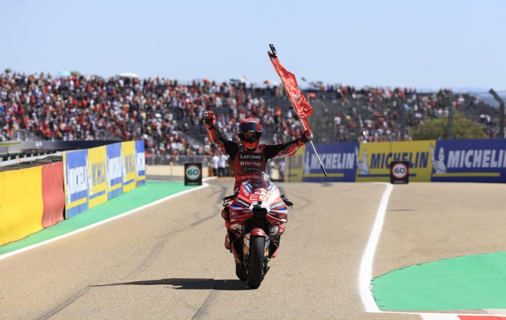 MotoGp, Marc Marquez trionfa ad Aragon: Bagnaia cade e si ritira