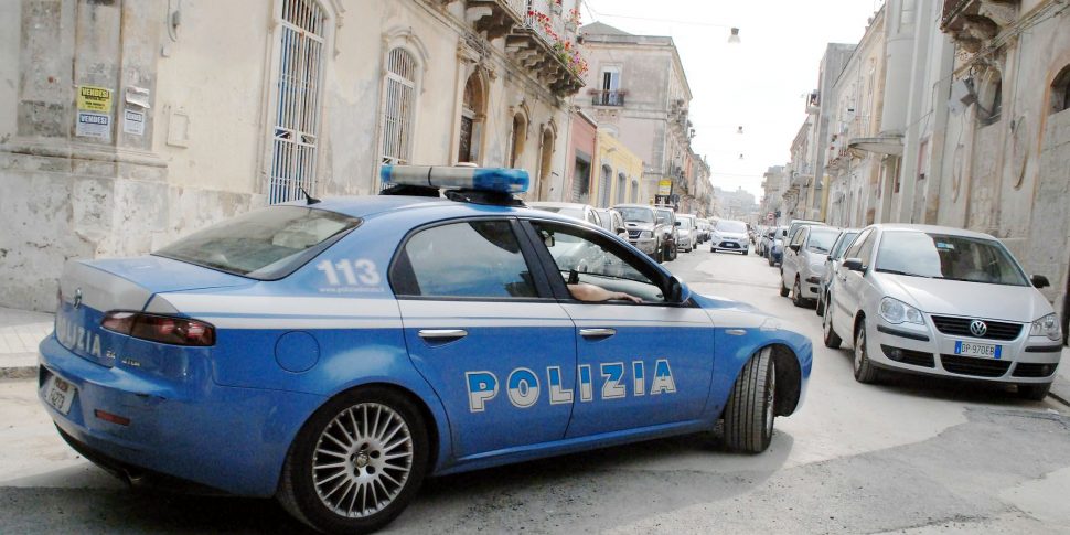 Siracusa, ordigno inesploso trovato sul marciapiede