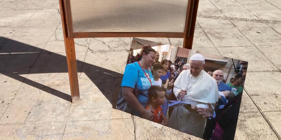 Prende a calci pannelli con il volto di Papa Francesco, denunciato un minorenne a Palermo