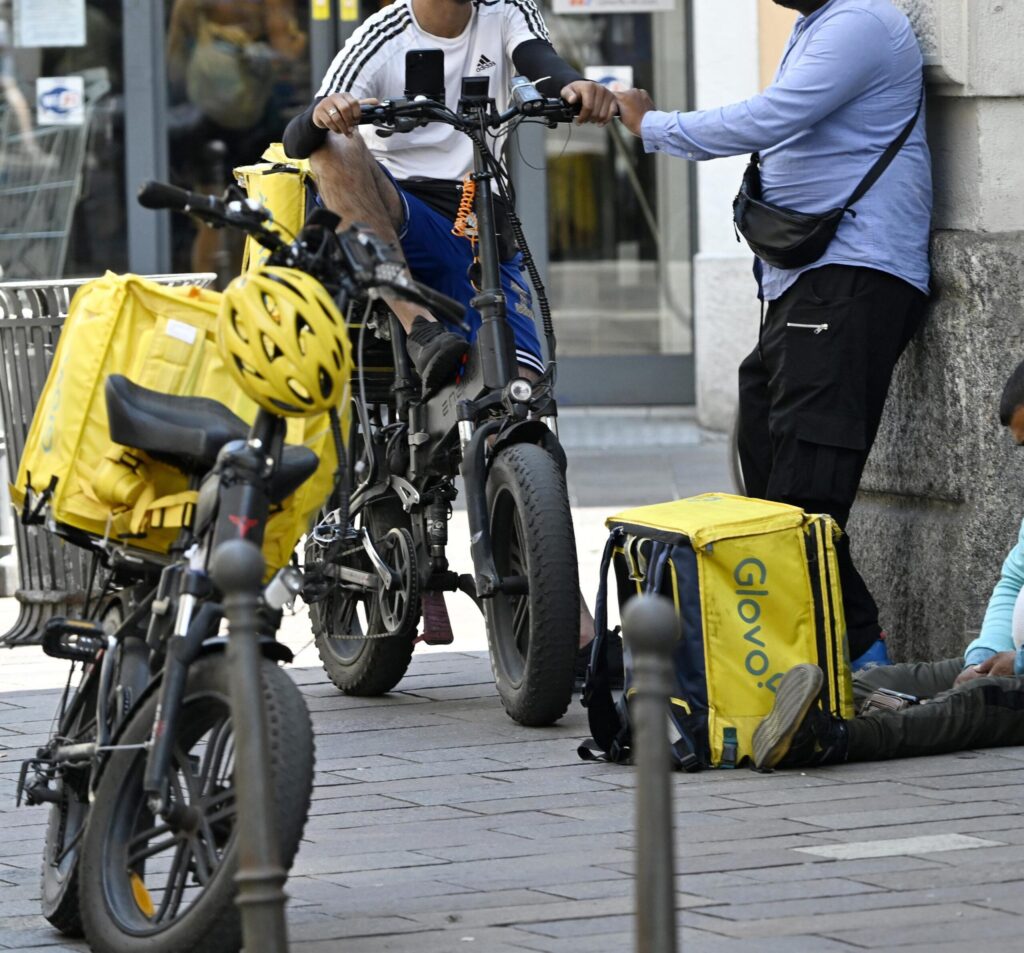 «I rider di Glovo ancora sottopagati», per il Pm di Milano vanno assunti
