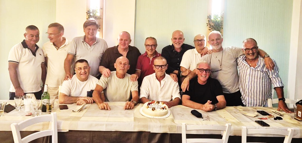 Gela, serata insieme per i ragazzi della 5ª A Geometri. Tra versi di poesia, ricordi, risate e cin cin